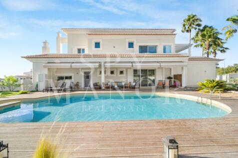 Beautifully renovated 4-bedroom family home in Ferragudo