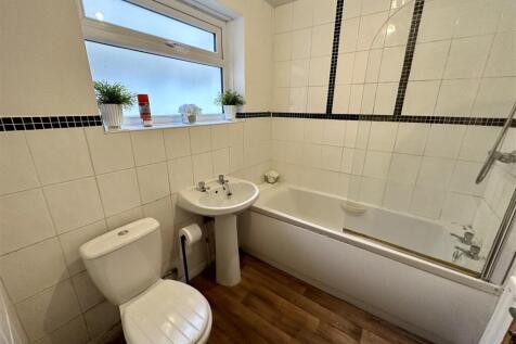 DOWNSTAIRS BATHROOM/WC