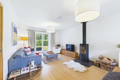 Sitting Room / Dining Area