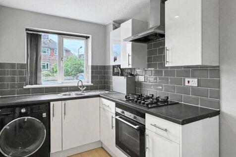 Kings Avenue, Tongham, Farnham, Surrey, GU10 photo 3