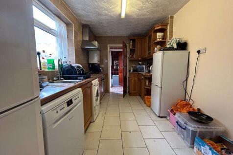 5-bed house on Kimbolton Avenue, Nottingham, £2,492/mo