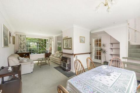 Living Room/Dining Area