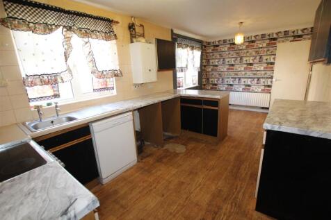 KITCHEN / DINING ROOM