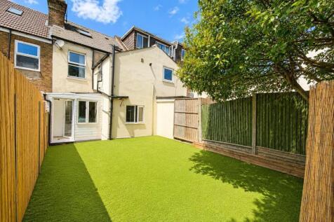 3 Bedroom Terraced for Rent