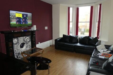 Spacious, well-presented living room with large...