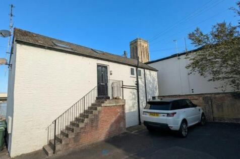 1-bed flat on Trinity Lane, Cheltenham, Gloucestershire, GL52 2NT, £800/mo