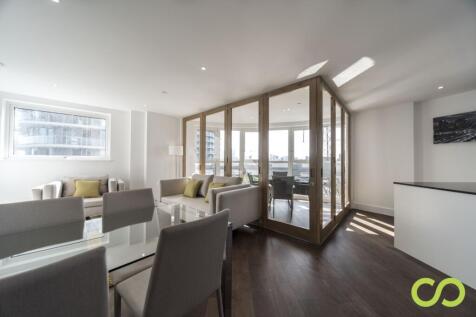 Gateway Tower, Western Gateway, E16 photo 3