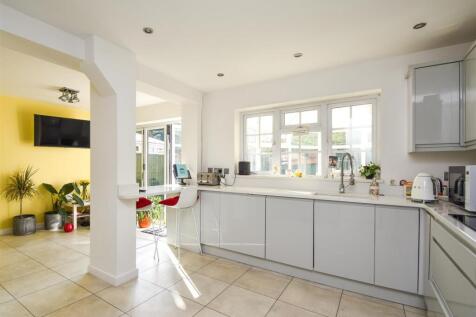 18 Corfton Drive - Breakfast Kitchen (2).jpg