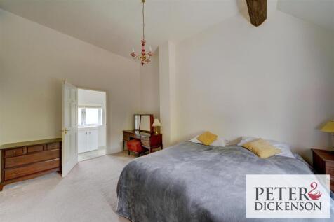 1 Owlets End bedroom 3.jpg