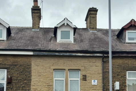 To Let ¿ Spacious Two¿Bedroom Flat Above Comm