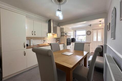 Spacious Dining Kitchen 875