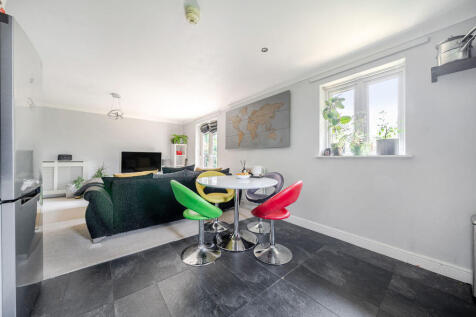 Dining and lounge