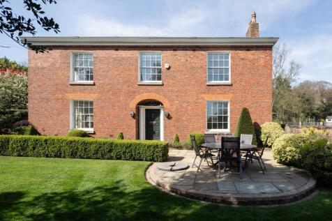5 bed, 2 bath Detached in Manchester - Photo 4