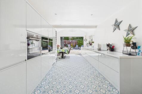 CAM03729G0-PR0042-STILL022