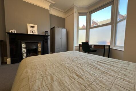 West End // 6 Bed House // June 2027 photo 3