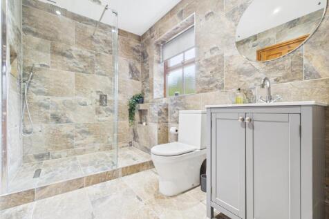 EN-SUITE SHOWER ROOM