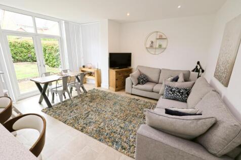 OPEN PLAN KITCHEN/DINING/SITTING ROOM