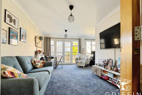 2-bed flat on Southwell Close, Chafford Hundred, Grays, RM16, £1,375/mo