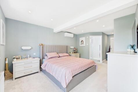 CAM02909G0-PR0400-STILL035