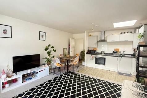 The Broadway, Haywards Heath photo 5