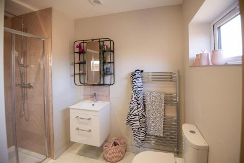 11 - The Evergreen Ensuite 2.jpg