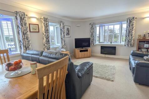 LOUNGE WITH DINING AREA