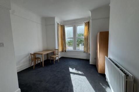 Large 1 Bedroom Ground Floor Garden Flat