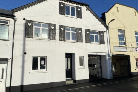 2-bed flat on Barn Mews,, £750/mo