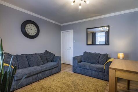 Portland St // 3 Bed // June 2027 photo 3