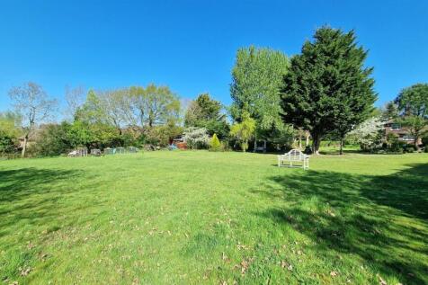 GARDEN TO HOUSE DISTANT.jpg