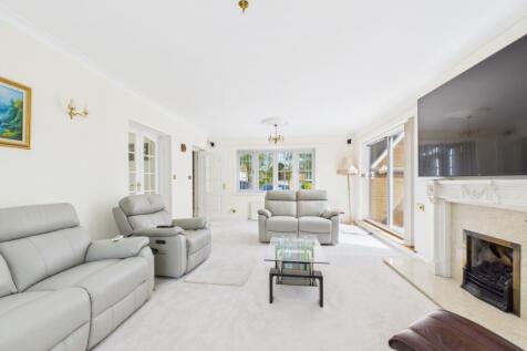 8. CAM04922G0-PR0010-STILL003