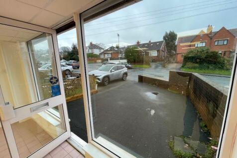 Retail Property (high street) to rent Image 4