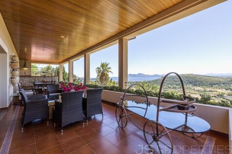LUXURY VILLA WITH PANORAMIC VIEWS OF THE BAY OF PUERTO POLLENSA