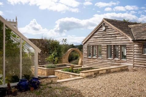 18 - High Barn - GL6 0QA - Web.jpg