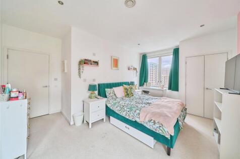 3 bed, 2 bath Flat in London - Photo 10