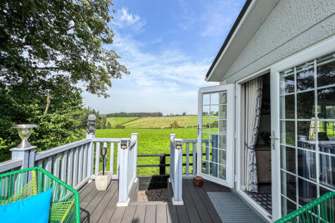 31 Tower Court - decking (2)