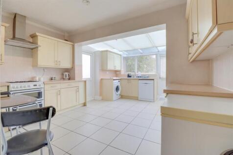 16 LONGFIELD CLOSE INSIDE-4.jpg