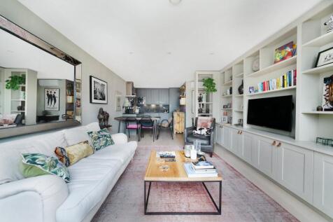 A beautiful two bedroom apartment situated moments from Aldgate East station. The property boasts a spacious open plan reception room leading to private balcony, 24 hour concierge, residents gym and c