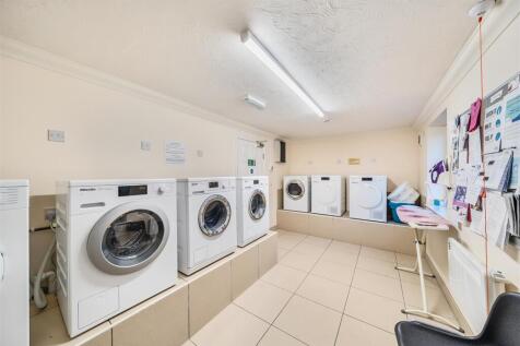 Communal laudry room.jpg