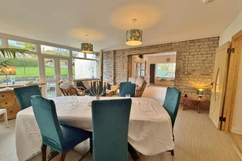 Dining area to kitchen
