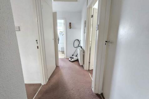 Bramley Close, London, N14 photo 4