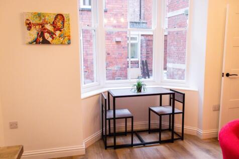 Flat 4 - Bank Street - Living Room(2).jpg