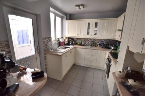 FITTED KITCHEN