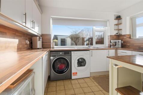 32 Bishopstone Drive (18).jpg