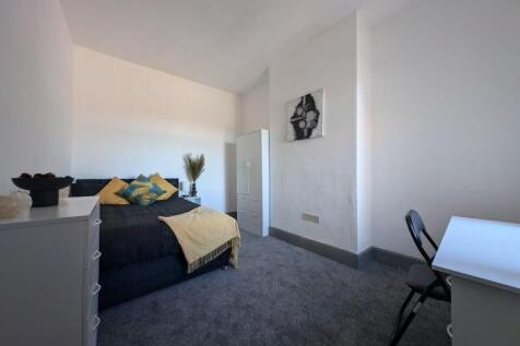 Bright, neatly presented double bedroom with a ...