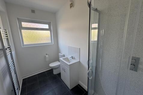 74 St Georges bathroom 1.JPG