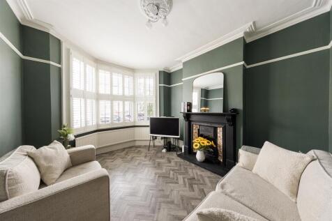 Waverley Road, E18
