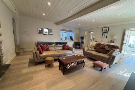 2 cwrt lounge 2.jpg