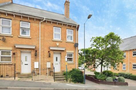 2-bed terraced on Magpie Hall Road Chatham ME4, £1,350/mo