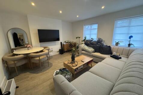 A BEAUTIFULLY PRESENTED 2 DOUBLE BEDROOM FIRST FL